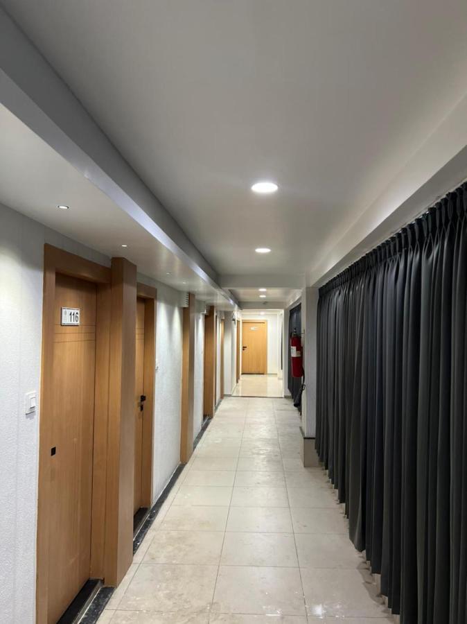 Hotel Cozzy Palace Surat Exterior foto