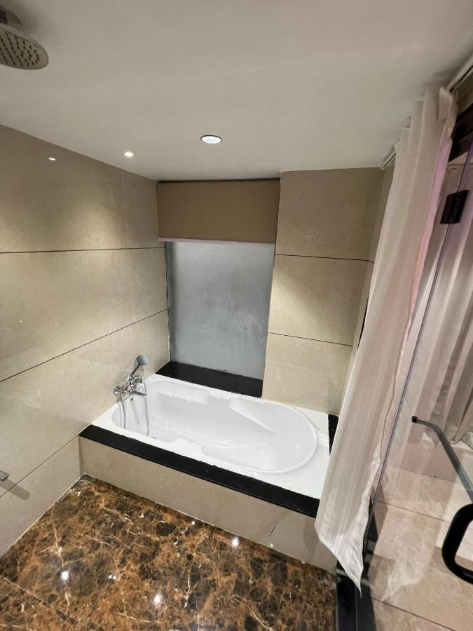 Hotel Cozzy Palace Surat Exterior foto
