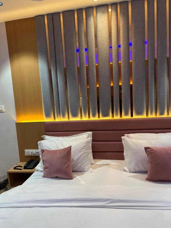Hotel Cozzy Palace Surat Exterior foto